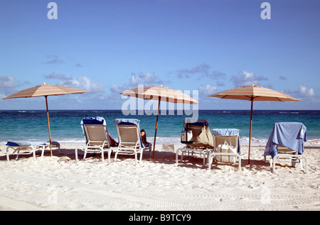 Début de soirée shot d'Umbrellars de plage et chaises longues sur une plage déserte bermudien Banque D'Images