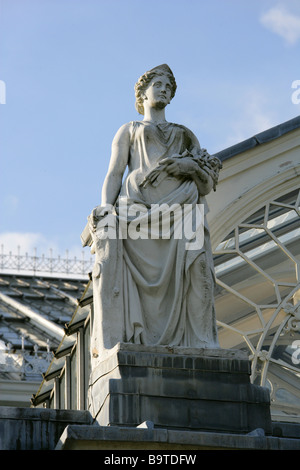 Statue au-dessus de l'entrée de la Chambre des régions tempérées, Royal Botanical Gardens, Kew, à l'ouest de Londres, Royaume-Uni. L'Architecte Decimus Burton. Banque D'Images