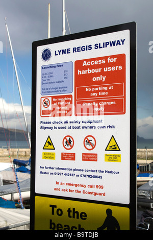 Lyme Regis signpost halage beach ville balnéaire de dorset england uk go Banque D'Images