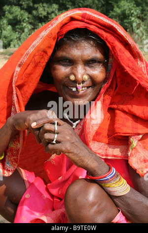 Portrait of Happy Indian Tribe Dhuruba Femme portant foulard rouge vif, Orissa, Inde Banque D'Images