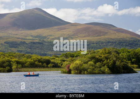 Punt sur Killarney Lake. Quelques lignes sur le lac de Killarney avec les célèbres montagnes en arrière-plan. Banque D'Images