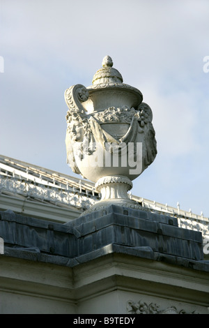 Embellissement de l'urne au-dessus de l'entrée de l'Europe, maison, Royal Botanical Gardens, Kew, à l'ouest de Londres, Royaume-Uni. Decimus Burton Banque D'Images