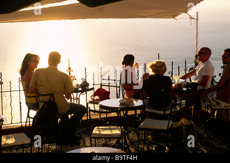 Grèce, Îles Cyclades, Santorin, Fira, café au coucher du soleil Banque D'Images