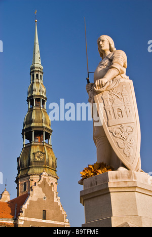 Tour de la église évangélique luthérienne et la statue de Roland sur la place de la mairie de Riga, en Lettonie, en Europe Banque D'Images
