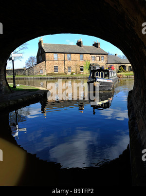 L'image montre l'intersection où la forêt rencontre la pointe du Canal Canal Macclesfield Cheshire dans Marple Banque D'Images