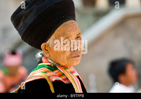 Portrait d'une vieille femme Hmong Fleurs. Banque D'Images