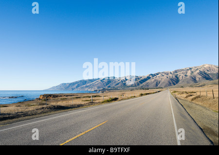 L'Autoroute de la côte pacifique ou Cabrillo Highway (route 1) juste au sud de la montagnes Santa Lucia, le Centre de la Californie, USA Banque D'Images