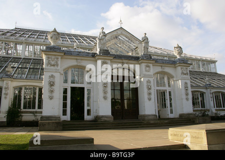 Entrée de la Chambre des régions tempérées, Royal Botanical Gardens, Kew, à l'ouest de Londres, Royaume-Uni. L'Architecte Decimus Burton. Banque D'Images