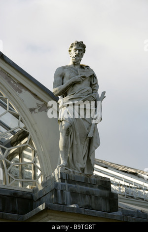 Statue au-dessus de l'entrée de l'Europe, les jardins de Kew House architecte Decimus Burton Banque D'Images