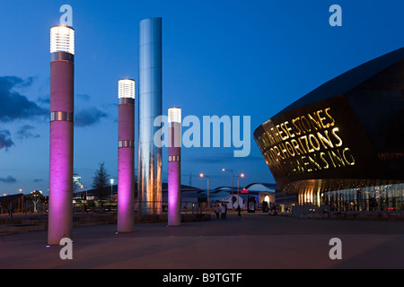 Phares sur piliers à l'extérieur du Millenium Centre de Cardiff au Pays de Galles UK au crépuscule Banque D'Images