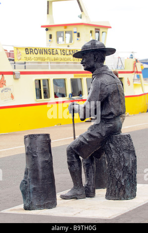 Sculpture de Lord Baden Powell, fondateur du mouvement scout assis sur Poole Quay Dorset England UK Banque D'Images