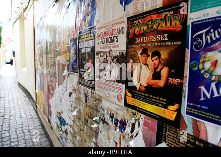 Une étroite ruelle couverte dans le théâtre des affiches et dépliants publicitaires Banque D'Images