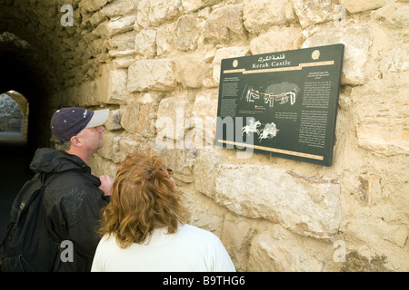 Les touristes à la recherche à la signalisation touristique, le château de Kerak, Kerak, Jordanie Banque D'Images