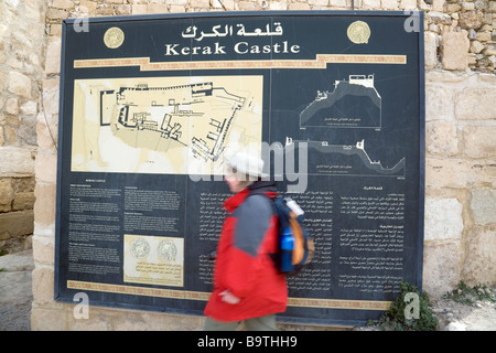 Un touriste passe devant le Château de Kerak, signe de l'information, en Jordanie Banque D'Images