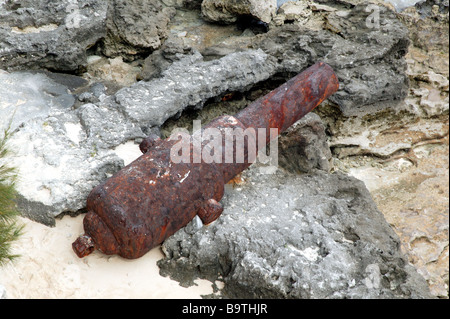 18 tonnes de chargement initiale cannon jeté sur les remparts dans la mer environnante au Fort St Catherine, Bermudes Banque D'Images