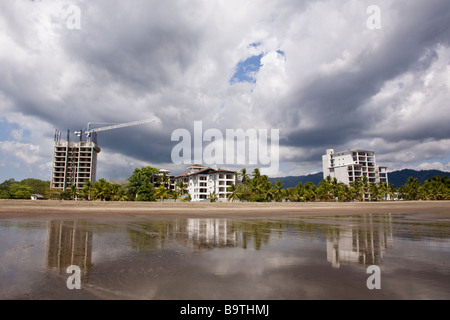 La construction de l'hôtel sur la plage de Jaco au Costa Rica. Banque D'Images