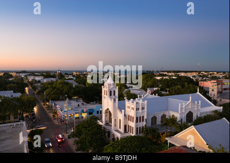 Vue vers le bas Duval Street au coucher du soleil depuis le toit de l'hôtel Crowne Plaza La Concha, Key West, Florida Keys, USA Banque D'Images