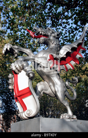 Griffin limitrophes sur une plinthe à Victoria Embankment London Banque D'Images