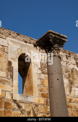 Les colonnes byzantines anciennes dans la cour de la mosquée Isa Bey Selcuk Turquie Banque D'Images