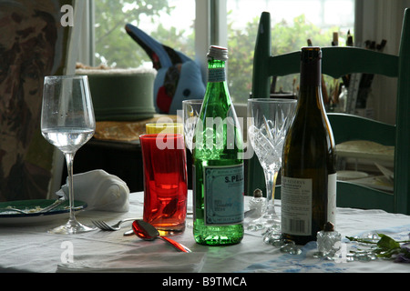 Vestiges d'un Brunch de Pâques à la maison d'un artiste, avec la jolie lumière qui brillait à travers les fenêtres sur la table Banque D'Images