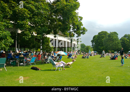 Les gens se rassemblent sur la pelouse au Tanglewood Music Festival Banque D'Images