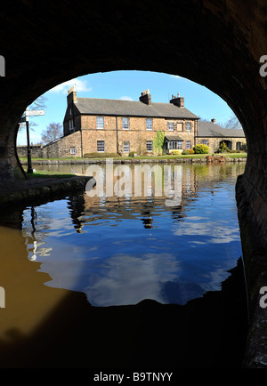 L'image montre l'intersection où la forêt rencontre la pointe du Canal Canal Macclesfield Cheshire dans Marple Banque D'Images