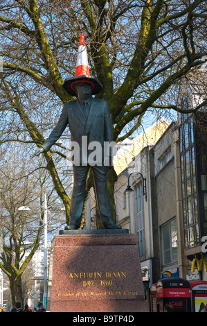 Statue à Cardiff avec cône de circulation sur la tête Banque D'Images