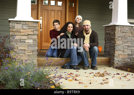 Famille portriat on Front Porch Banque D'Images