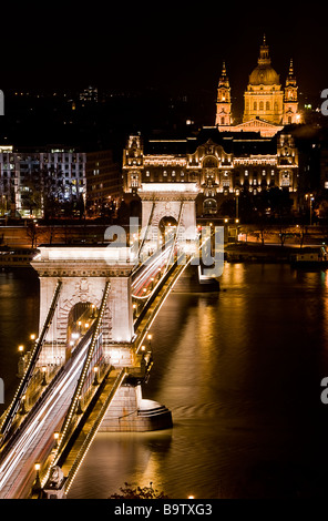 Vue sur le Pont des chaînes Széchenyi de nuit, Budapest, Hongrie, Europe Banque D'Images