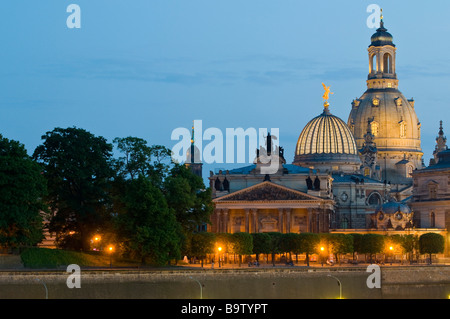 Barocke Altstadt bei Dümmerung Brühlsche Terrasse Kuppeln Kunstakademie der Frauenkirche Dresden Sachsen und Deutschland Voir l'o Banque D'Images