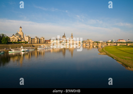 Blick über die Elbe auf barocke historische Altstadt Kulisse Brühlsche Terrasse Schaufelraddampfer Dresden Sachsen Deutschland Banque D'Images