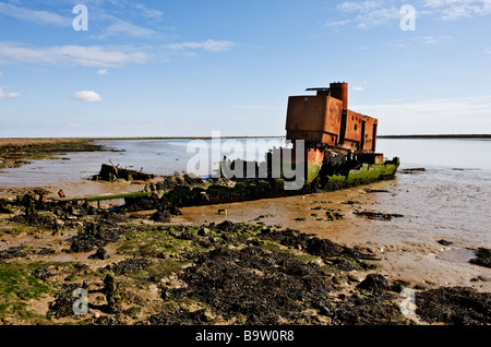 Les vestiges d'un vieux bateau, d'un dumping sur les rives de la rivière Gardon près de Paglesham en Essex Banque D'Images