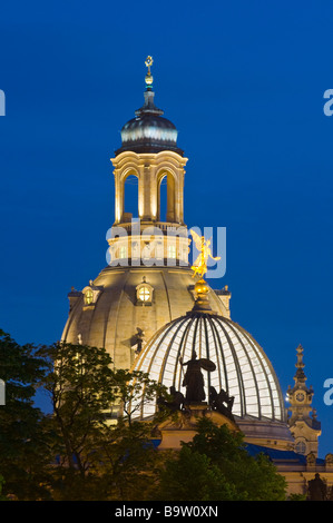 Barocke Altstadt bei der Dämmerung Kuppeln Kunstakademie Frauenkirche Dresden Sachsen und Deutschland Vue sur Ville historique de Banque D'Images