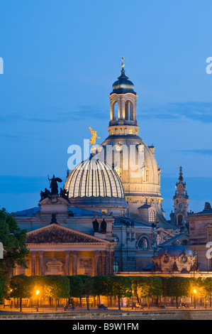 Barocke Altstadt bei der Dämmerung Brühlsche Terrasse Kuppeln Kunstakademie Frauenkirche Dresden Sachsen und Deutschland Voir l'o Banque D'Images