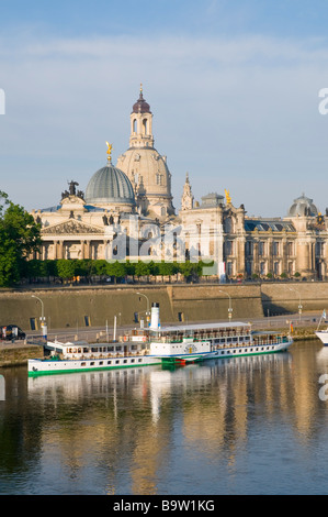 Blick über die Elbe auf barocke historische Altstadt mit Kulisse Brühlsche Terrasse Schaufelraddampfer Frauenkirche Dresden Sac Banque D'Images