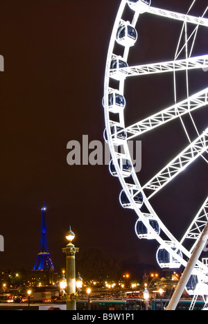 Grande Roue de la Place de la Concorde et la tour Eiffel la nuit, Paris, France, Europe Banque D'Images