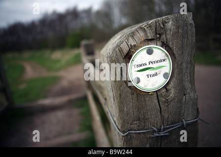 Trans pennine trail signer devant un portail sur le sentier trans pennine près de Chorlton, Manchster, UK. Banque D'Images