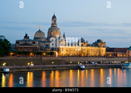 Blick über die Elbe auf barocke bei Dümmerung historische Altstadt mit Kulisse Kuppel der Frauenkirche Brühlsche Terrasse Dresd Banque D'Images