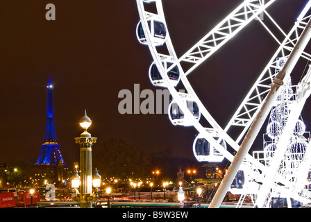 Grande Roue de la Place de la Concorde et la tour Eiffel la nuit, Paris, France, Europe Banque D'Images