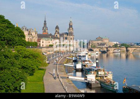 Blick über die Elbe auf barocke historische Altstadt Kulisse Brühlsche Terrasse Schaufelraddampfer Dresden Sachsen Deutschland Banque D'Images