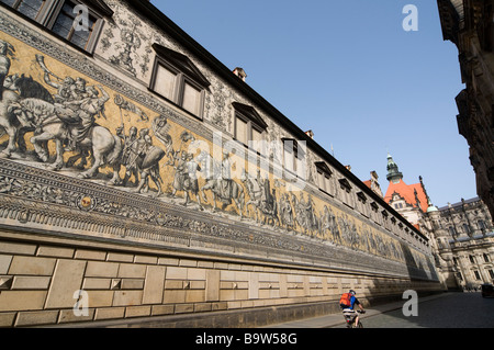 Un Wandbild Fürstenzug la façade des der zum Stallhof gehörenden Langen Ganges an der Augustusstraße Dresden Sachsen Deutschland Banque D'Images