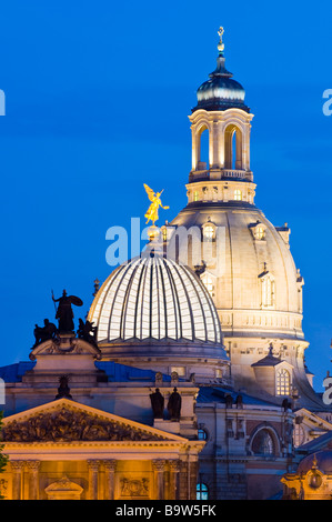 Barocke Altstadt bei der Dämmerung Kuppeln Kunstakademie Frauenkirche Dresden Sachsen und Deutschland Vue sur Ville historique de Banque D'Images