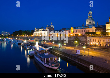 Blick über die Elbe auf barocke historische Altstadt bei Dümmerung SchaufelraddampferDresden Kulisse Brühlsche Terrasse Sachsen Banque D'Images