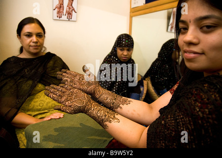 L'un des plus grands peintres mahendi Bangalore vient de terminer le henné modes sur une Rajastani les mains et les bras de la femme. Banque D'Images