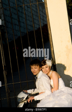 Couple chinois qui pose pour photos de mariage, Macao Banque D'Images