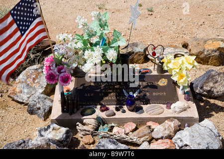 Cimetière désert avec pierre tombale et drapeau américain, chlorure, Arizona, USA Banque D'Images