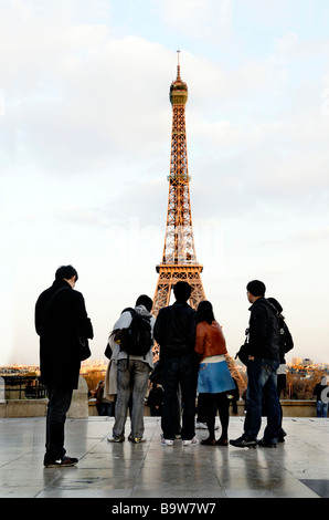 Paris, FRANCE, Groupe moyen, Teen touristes amis, en vacances au Trocadéro, parler, porter des sacs à dos, devant la Tour Eiffel Banque D'Images