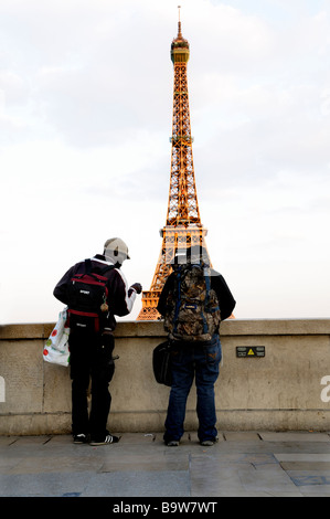 Paris FRANCE, immigrant africain vendant des souvenirs de tourisme en vacances au Trocadéro devant les routards de la Tour Eiffel, travail illégal Banque D'Images