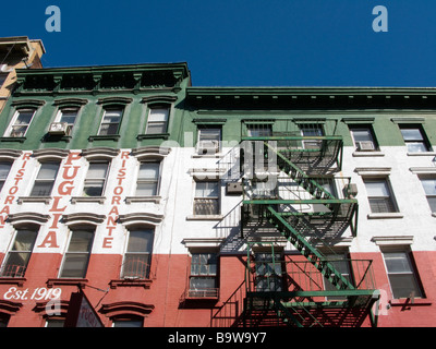 LE FEU ÉCHAPPE AU BÂTIMENT DU RESTAURANT PUGLIA HESTER STREET LITTLE ITALY MANHATTAN NEW YORK CITY USA Banque D'Images
