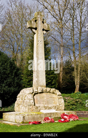 Le mémorial de guerre en pierre dans le village anglais de Pewsey dans Wiltshire England UK Banque D'Images